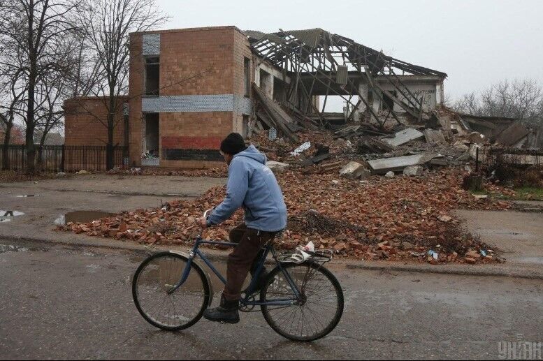 Спалені авто, розбиті будинки і черги по гуманітарку: як живе Снігурівка через 10 днів після звільнення. Фото