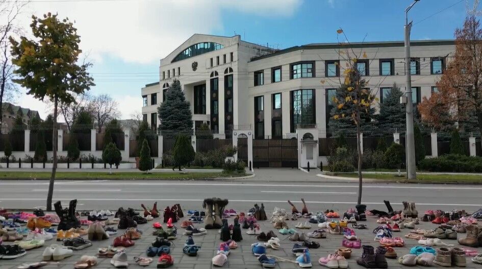 У Кишиневі до посольства РФ принесли десятки пар взуття на згадку про вбитих окупантами дітей в Україні. Відео