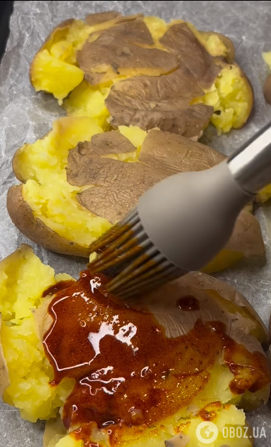 Як швидко запекти картоплю у шкірці: виходить дуже м'якою і соковитою 
