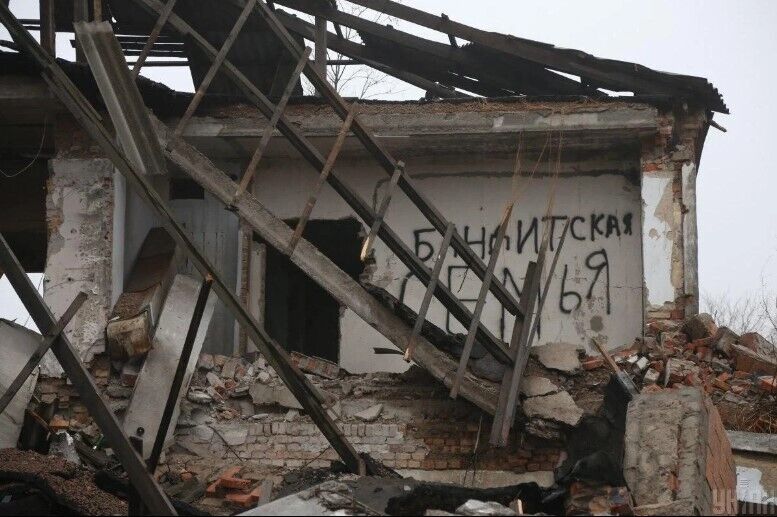 Сожженные авто, разбиты дома и очереди за гуманитаркой: как живет Снегиревка через 10 дней после освобождения. Фото