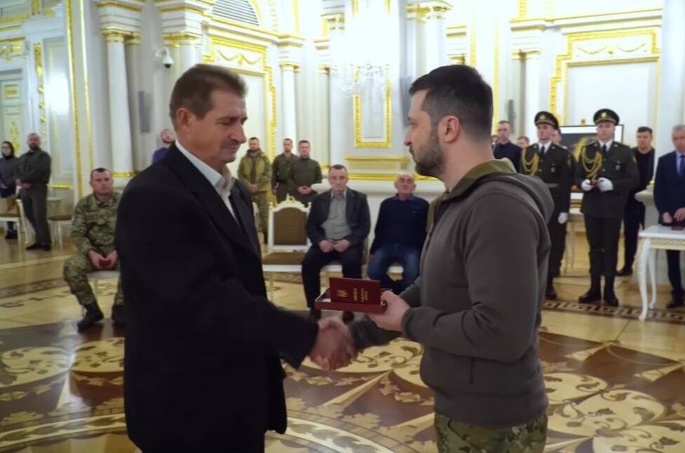 Зеленский наградил жителя Снигиревки, который в течение 8 месяцев передавал ВСУ данные об оккупантах. Фото