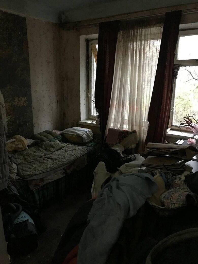 В Киеве 5-летний мальчик почти сутки ничего не ел и был дома один среди грязи. Фото