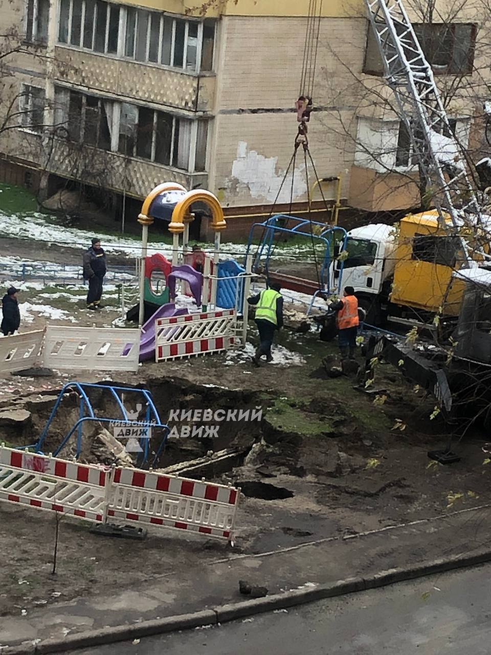 У Києві дитячий майданчик провалився під землю. Фото
