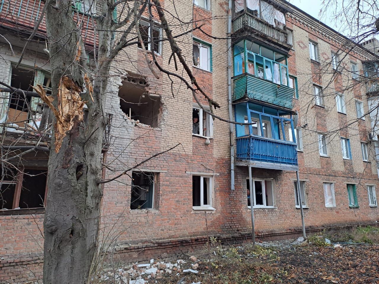Оккупанты ударили по Торецку и Часову Яру, есть прилет в многоэтажку: ранены два человека. Фото