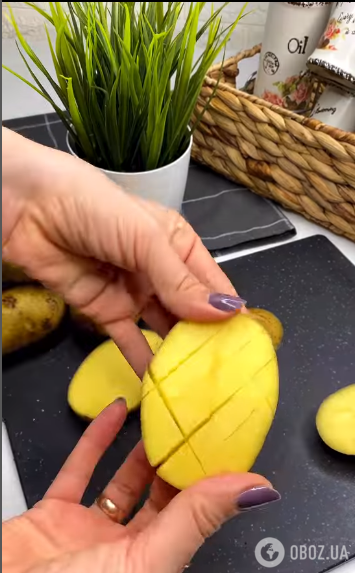 Як смачно запекти картоплю слайсами: виходить дуже хрусткою та ароматною 