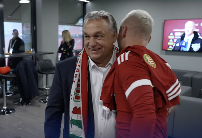 Орбан потрапив у гучний скандал через шарф із зображенням "Великої Угорщини", до складу якої "включили" частини Румунії та України. Фото 