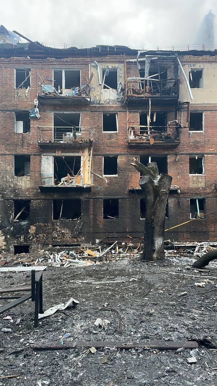 Оккупанты нанесли ракетный удар по многоэтажке в Киевской области: погибли 5 человек. Фото