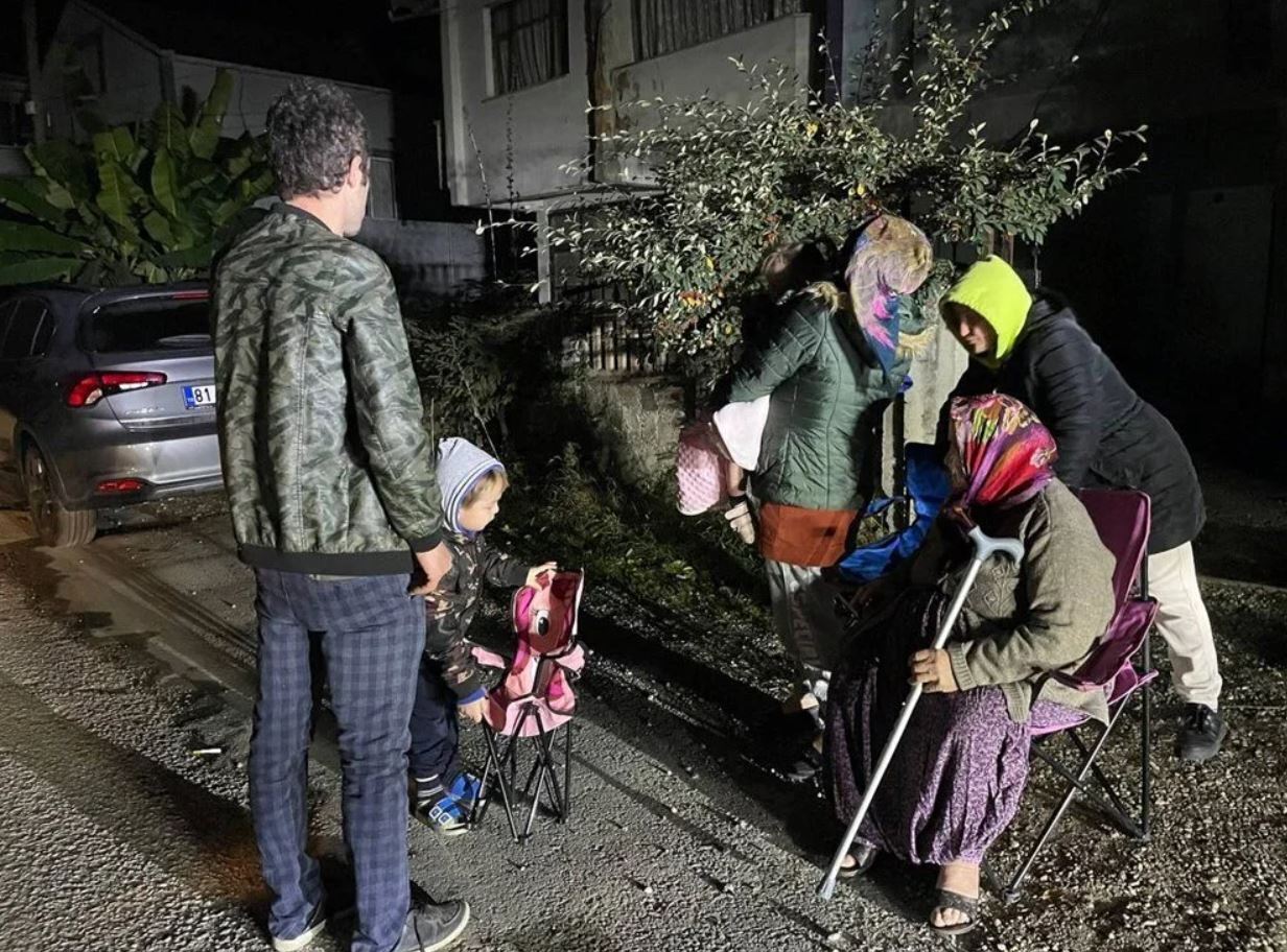 У Туреччині стався потужний землетрус, люди в паніці вибігали з будинків: десятки постраждалих. Фото 