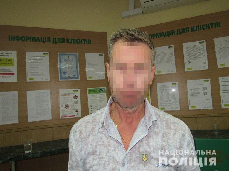 В Киеве будут судить мошенника, который по поддельным документам пытался снять $647 тыс. с чужого счета. Фото
