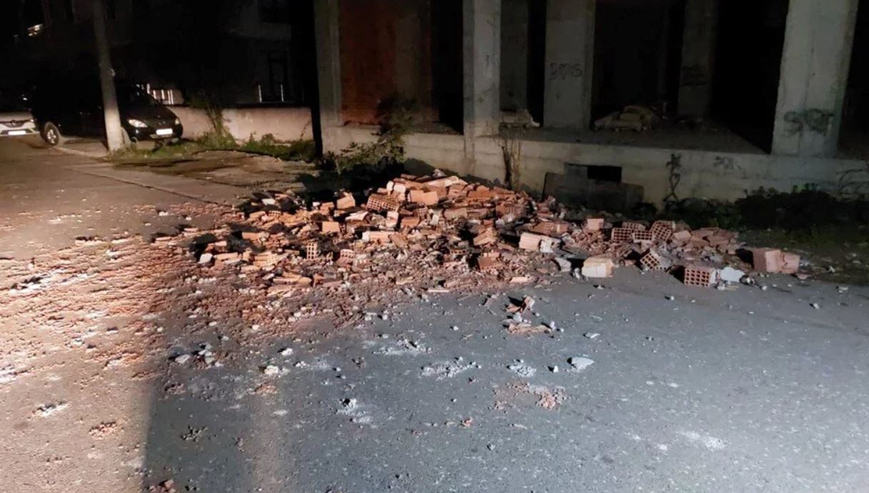 В Турции произошло мощное землетрясение, люди в панике выбегали из домов: десятки пострадавших. Фото