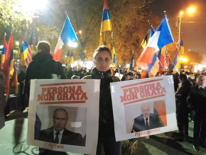 В Єревані напередодні саміту ОДКБ провели антиросійську акцію: люди вийшли з прапорами України і плакатами "Путін – вбивця". Фото і відео