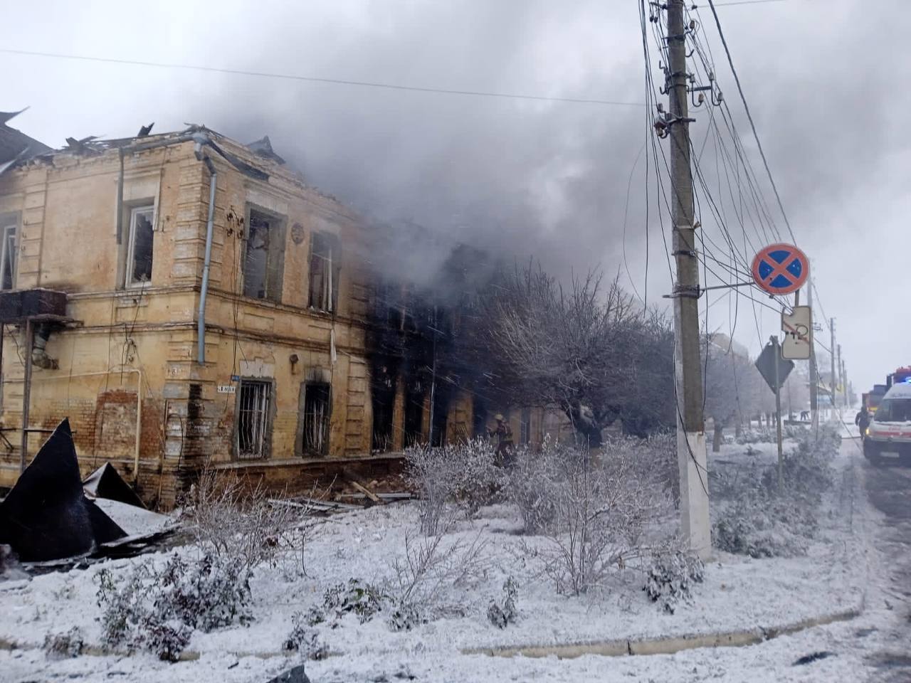 Окупанти обстріляли Куп'янськ на Харківщині, пошкоджено будинок і поліклініку: дві людини загинули. Фото 