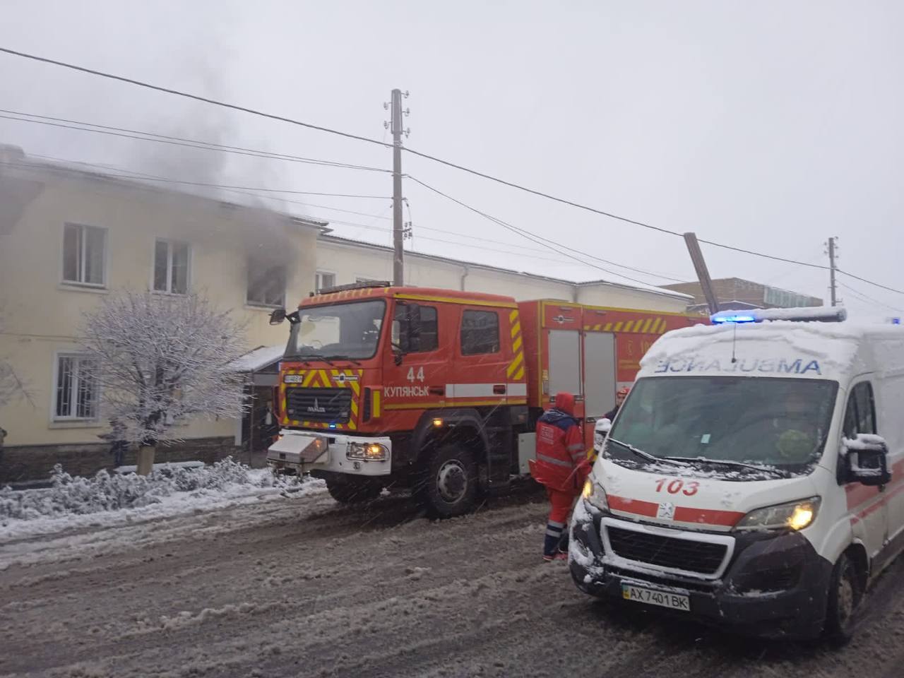 Окупанти обстріляли Куп'янськ на Харківщині, пошкоджено будинок і поліклініку: дві людини загинули. Фото 