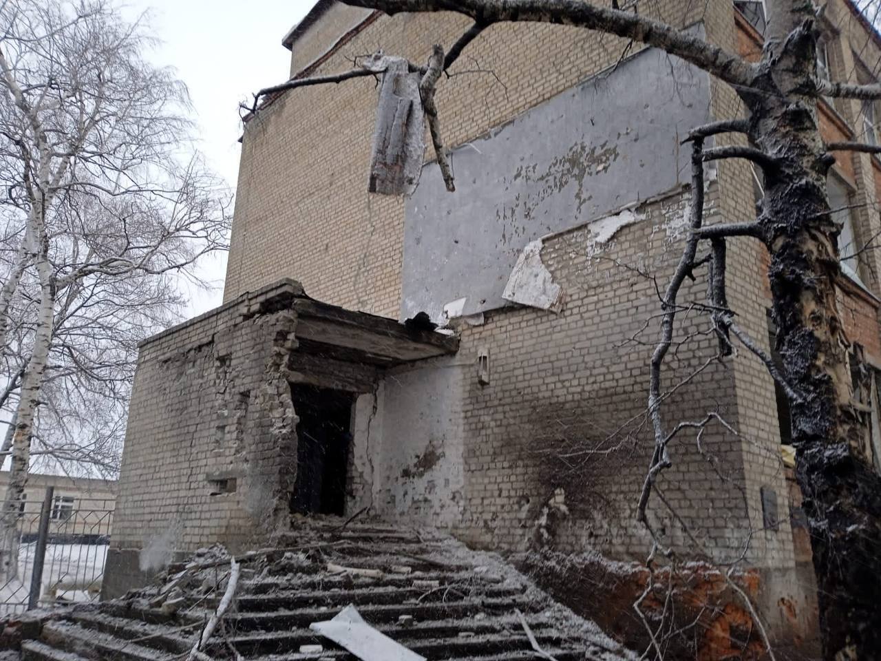 Оккупанты обстреляли Купянск на Харьковщине, повреждены дом и поликлиника: два человека погибли. Фото