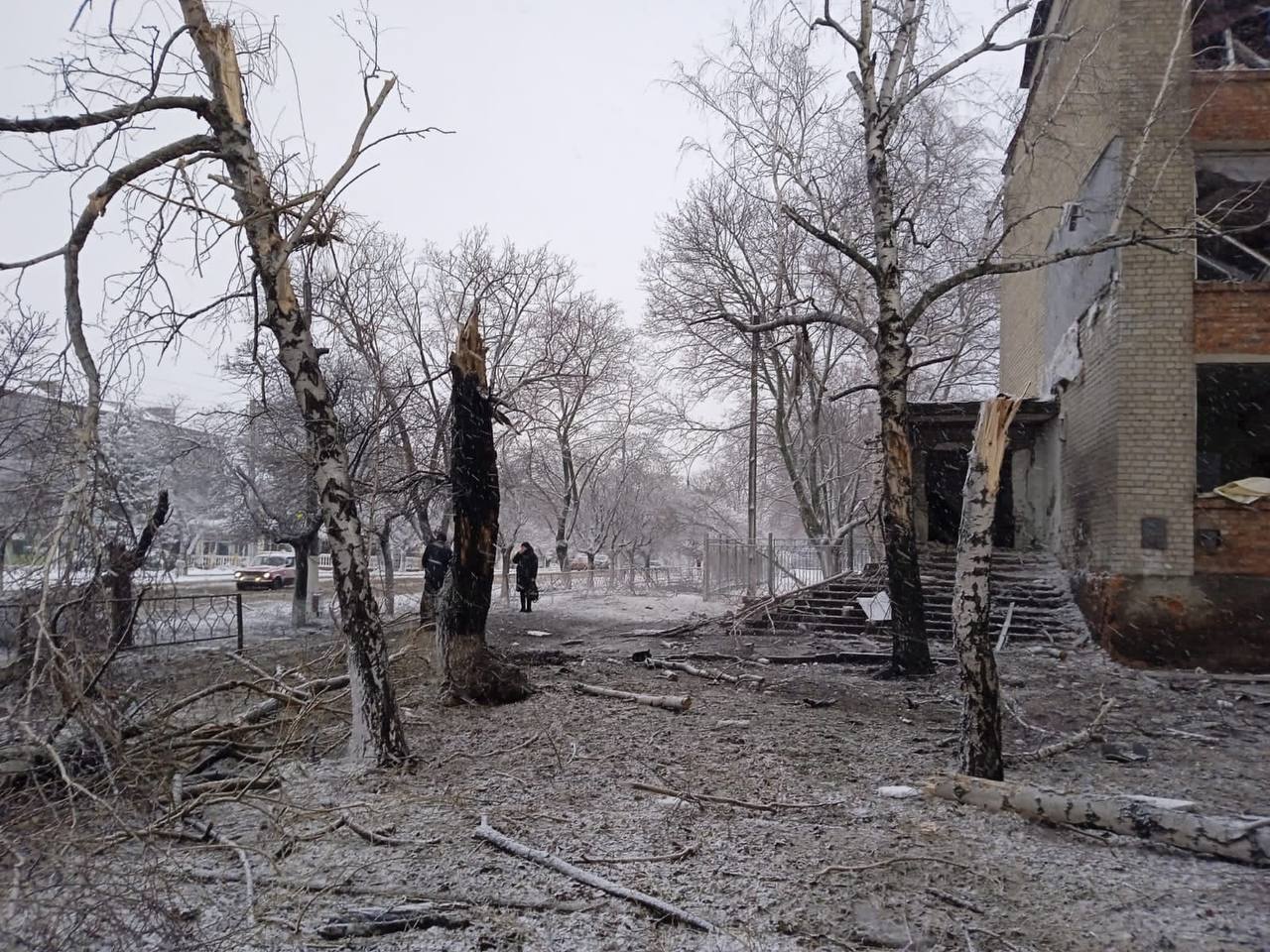 Оккупанты обстреляли Купянск на Харьковщине, повреждены дом и поликлиника: два человека погибли. Фото