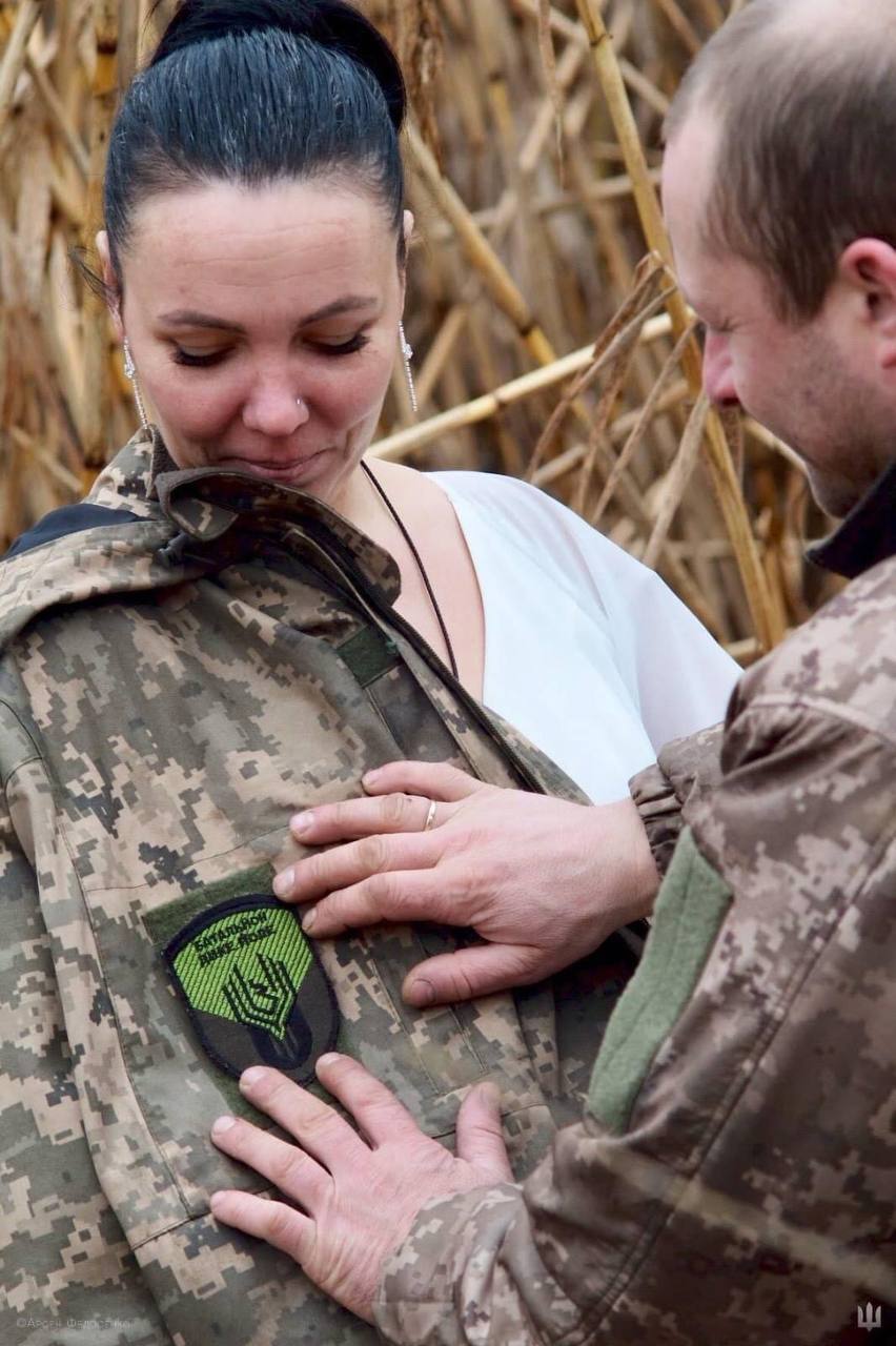 Українка здолала 700 км, щоб одружитися з коханим на передовій: мережу зворушили фото