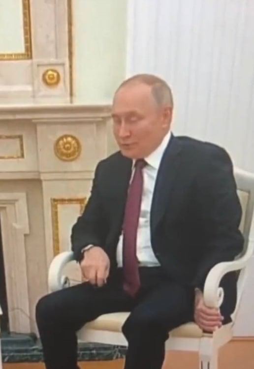 Поруч ніхто не хотів стояти, довелося триматися за крісло: Путін видзначився низкою конфузів на саміті ОДКБ. Фото і відео