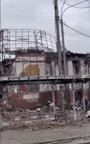 Воронки от взрывов и сожженная техника: как сейчас выглядит "Азовсталь" в Мариуполе. Видео