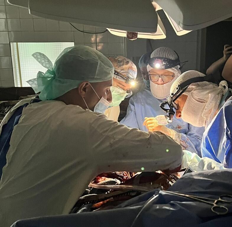 "Не дать умереть, когда надежда на нуле": в Днепре врачи с фонариками провели уникальную операцию и спасли 23-летнего пациента. Фото