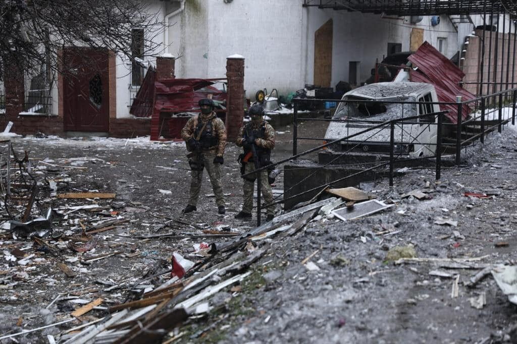 Выросло количество погибших в результате ракетного удара по Вышгороду: новые фото с места трагедии