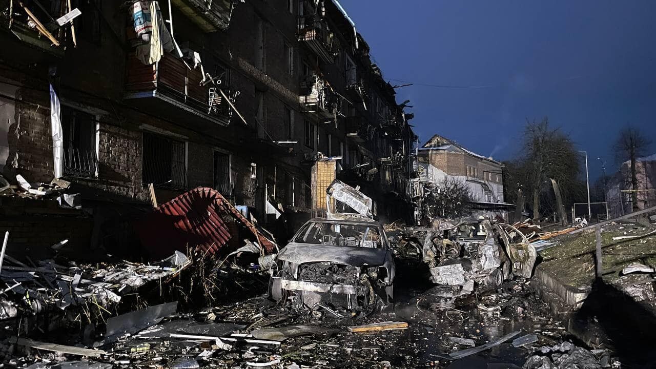 Вибухова хвиля вирвала броньовані двері: під Києвом від російської ракети постраждала родина