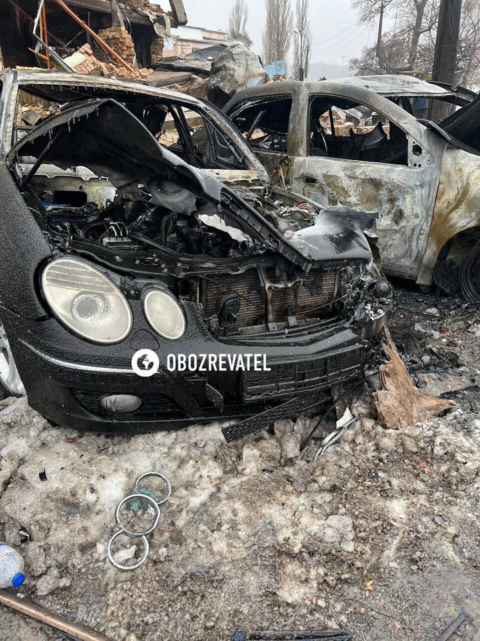 Згорілі машини та лампадки: що відбувається на місці прильоту ракети в Києві. Фото та відео