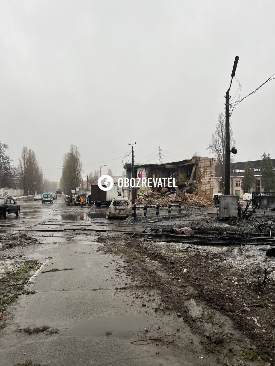 Згорілі машини та лампадки: що відбувається на місці прильоту ракети в Києві. Фото та відео
