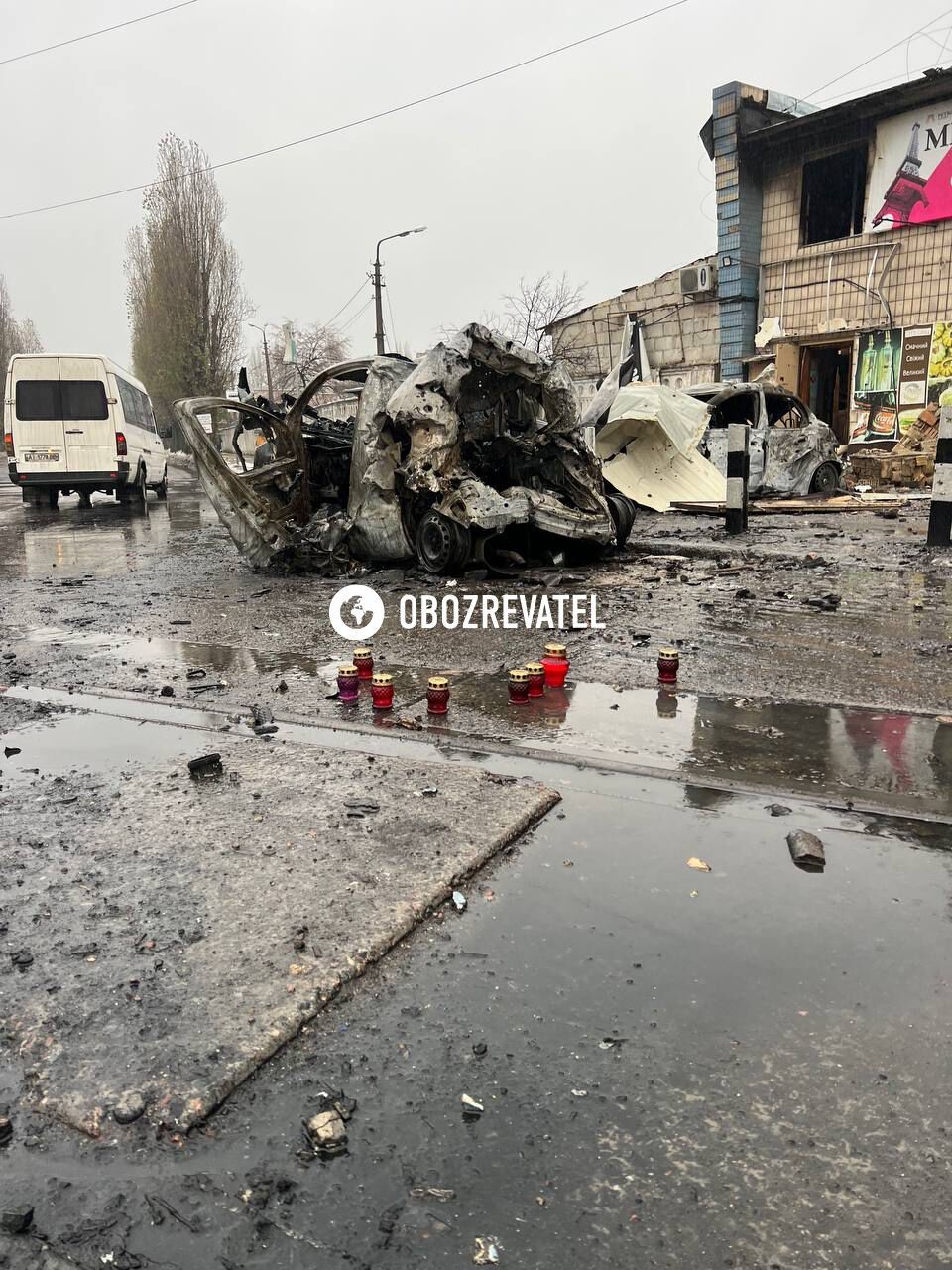 Сгоревшие машины и лампадки: что происходит на месте прилета ракеты в Киеве. Фото и видео