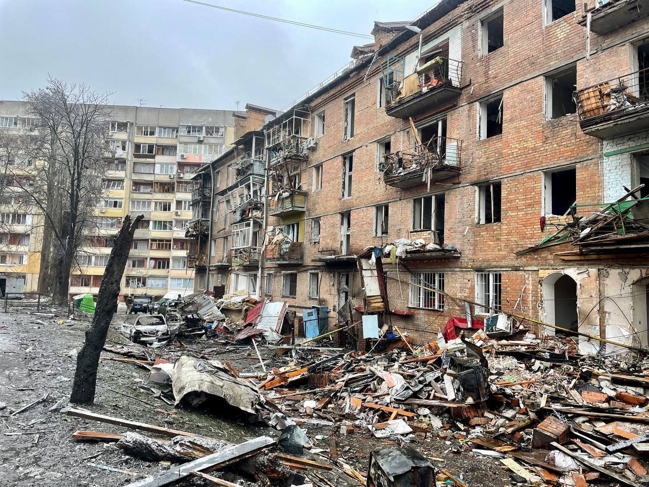 Поліція Київщини показала наслідки влучання ракети в багатоповерхівку у Вишгороді: 5 осіб загинуло. Фото і відео