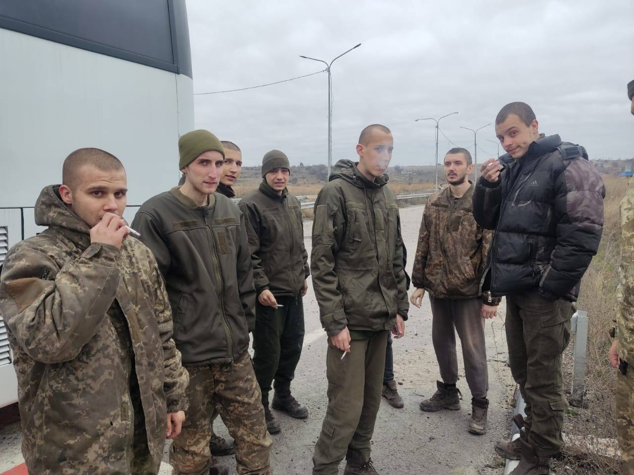 Україна повернула з російського полону ще 50 бійців: серед них – захисники Маріуполя, Зміїного та ЧАЕС. Фото і відео