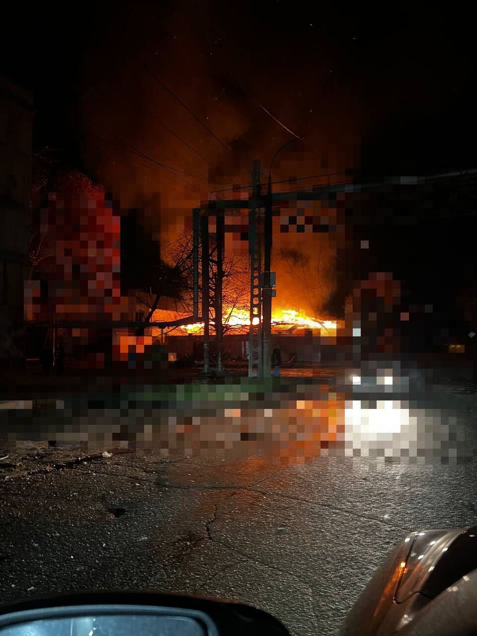 Окупанти вдарили по цивільній інфраструктурі в Херсоні, вогонь охопив багатоповерхівку: є постраждалі. Відео 