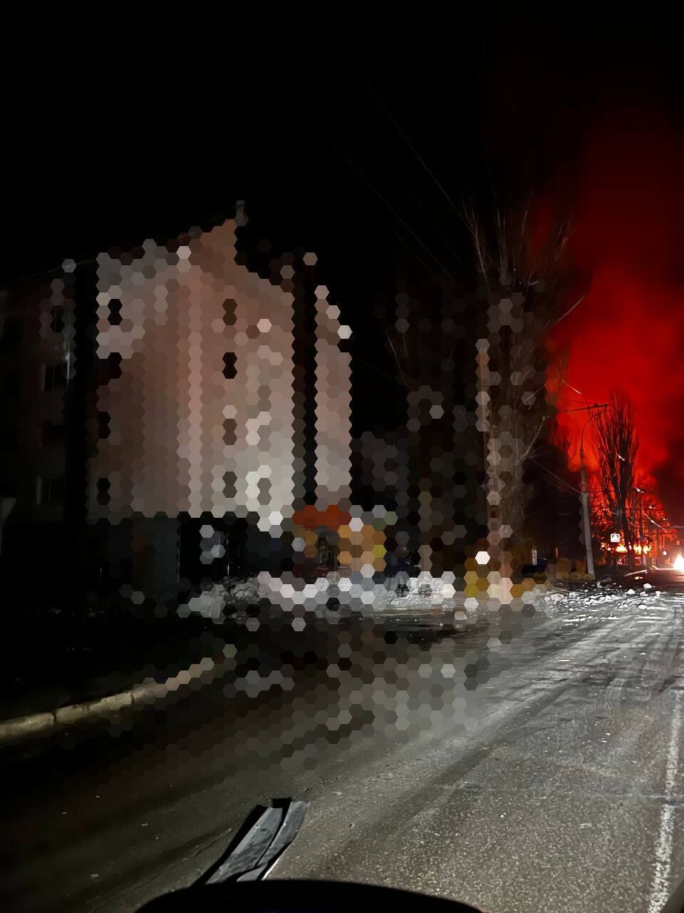 Семеро загиблих і 21 поранений: окупанти вдарили по цивільній інфраструктурі в Херсоні, вогонь охопив багатоповерхівку. Фото і відео
