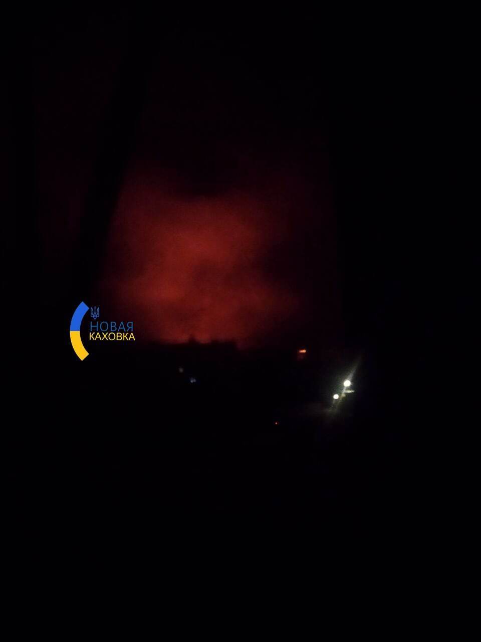 У Новій Каховці після "привіту" окупантам від ЗСУ спалахнула потужна пожежа, в місті частково зникло світло. Фото