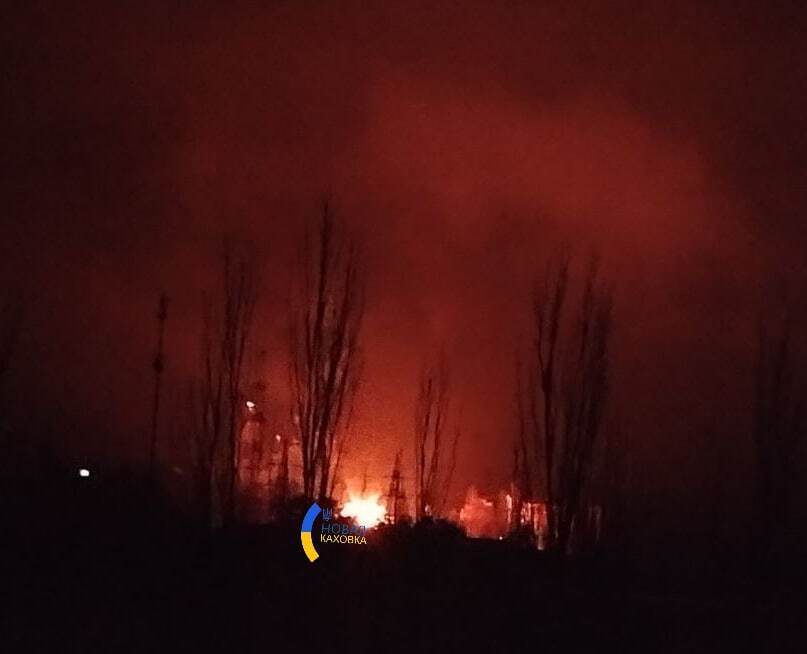 У Новій Каховці після "привіту" окупантам від ЗСУ спалахнула потужна пожежа, в місті частково зникло світло. Фото