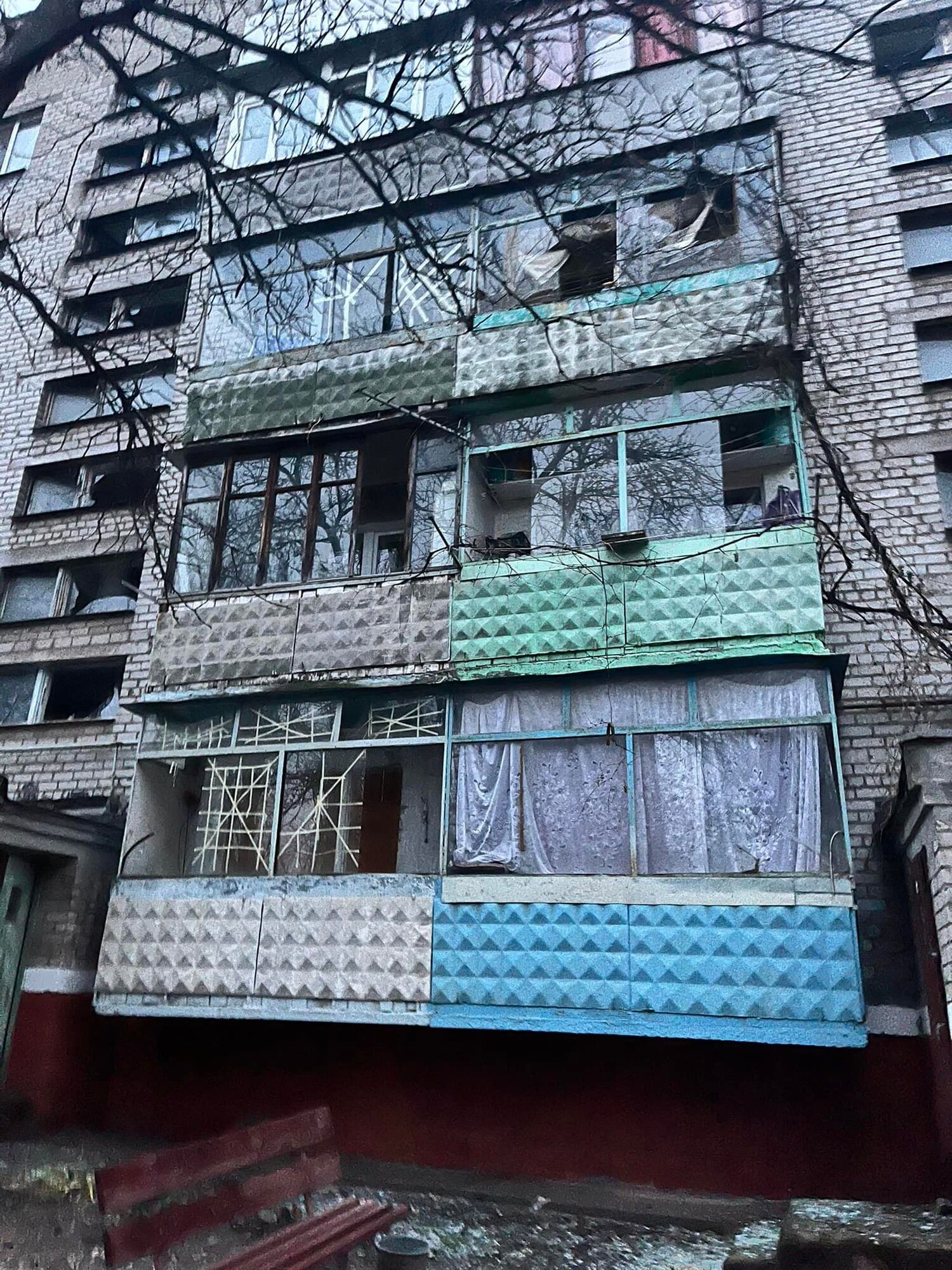 Войска РФ нанесли удары по жилым многоэтажкам и заведению медицинской инфраструктуры в Краматорске. Фото