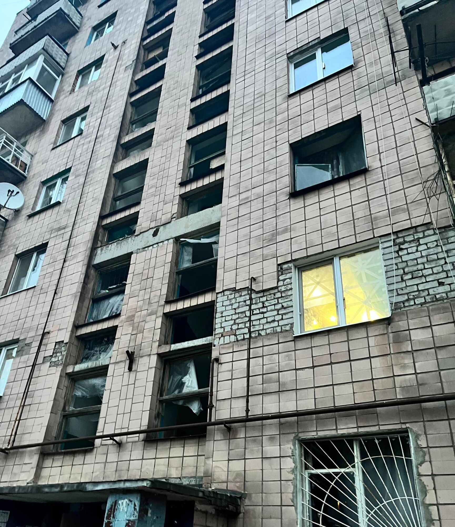Войска РФ нанесли удары по жилым многоэтажкам и заведению медицинской инфраструктуры в Краматорске. Фото