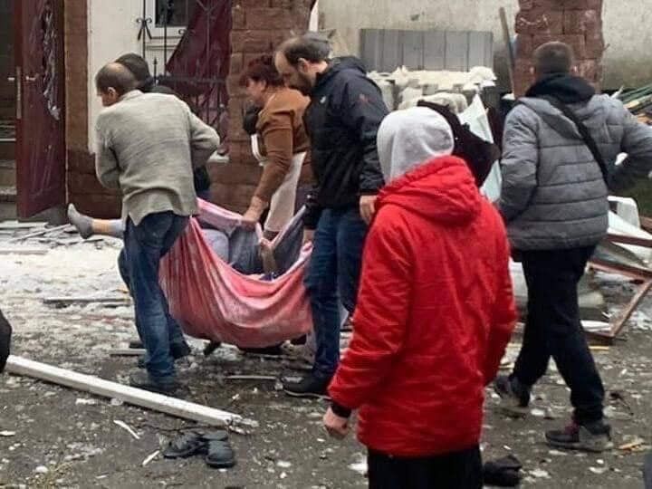 Осколки рассекли женщине спину до легких, раненых спасали прохожие: подробности взрыва ракеты в Вышгороде под Киевом