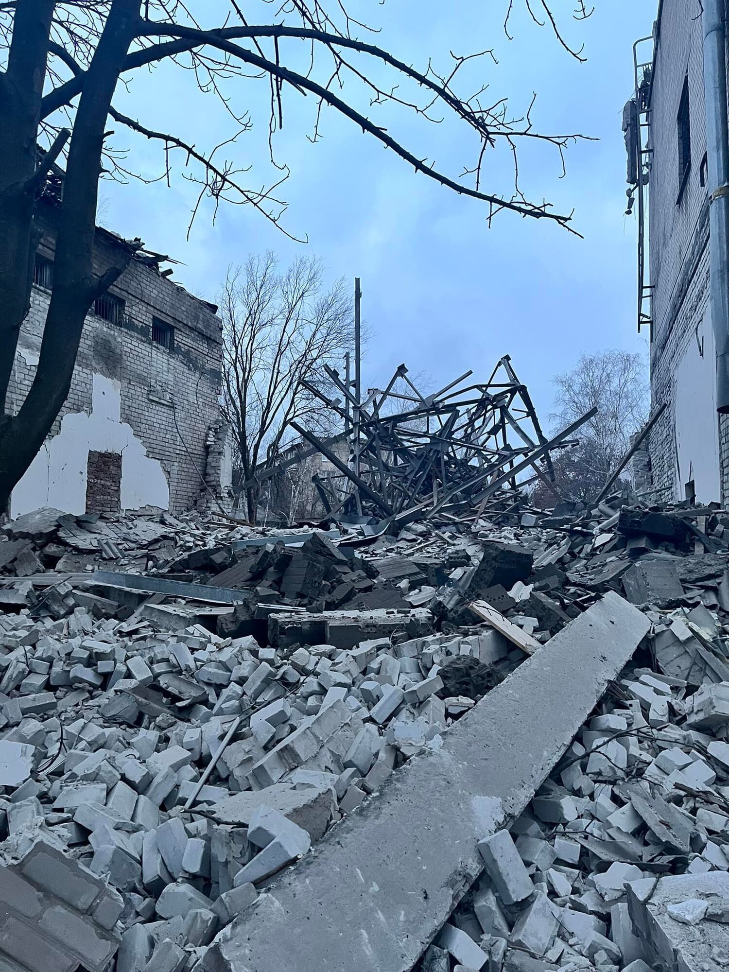 Війська РФ завдали ударів по житлових багатоповерхівках і закладу медичної інфраструктури в Краматорську. Фото