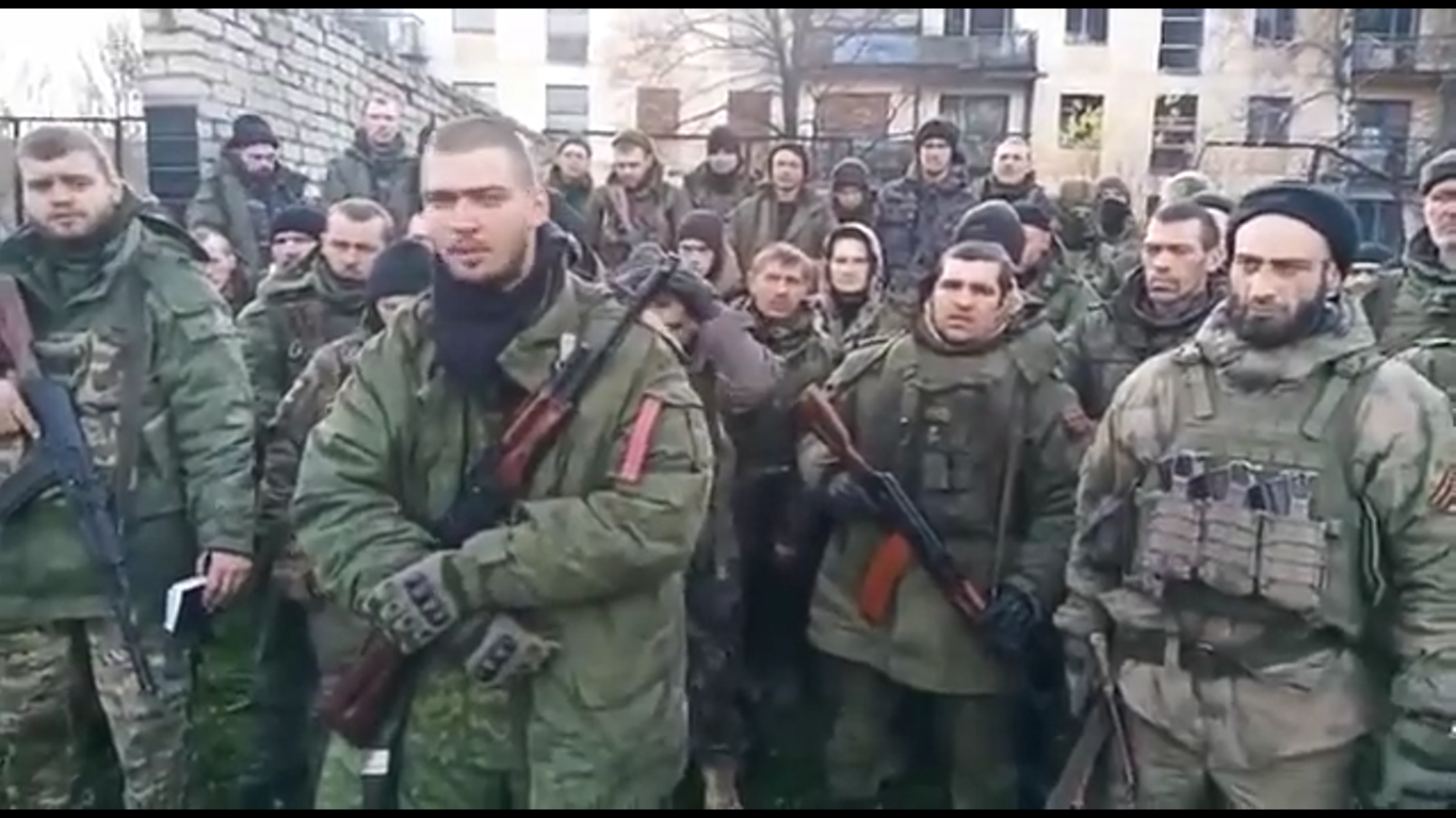 "Нас бросили на передок, мы фарш": российские "мобики" из Серпухова подняли бунт и отказываются сдавать оружие. Видео