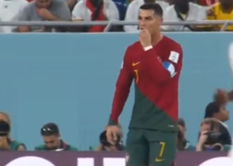 Роналду прямо під час матчу ЧС-2022 щось з'їв, діставши з трусів: ЗМІ дали відповідь