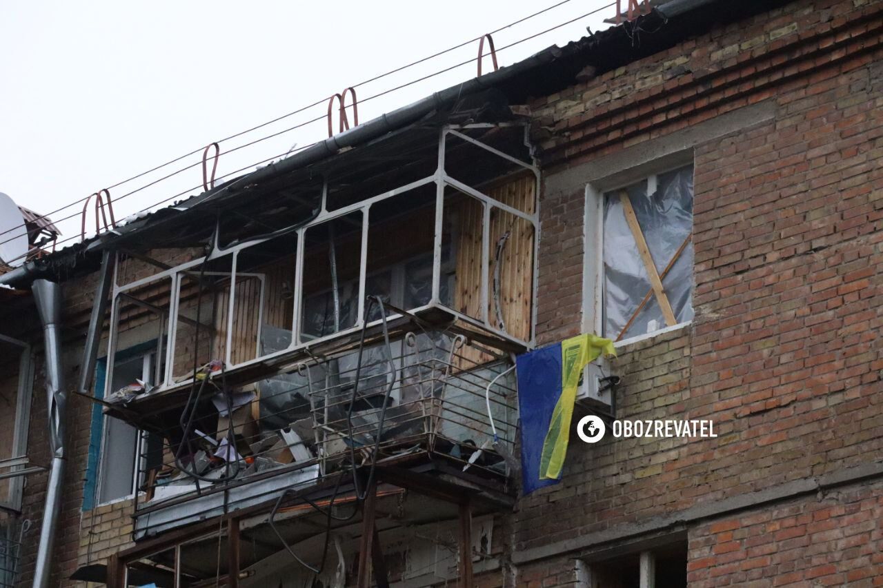 Ракетный удар РФ по многоэтажке в Вышгороде на Киевщине: жителей выселили, коммунальщики убирают обломки. Фоторепортаж