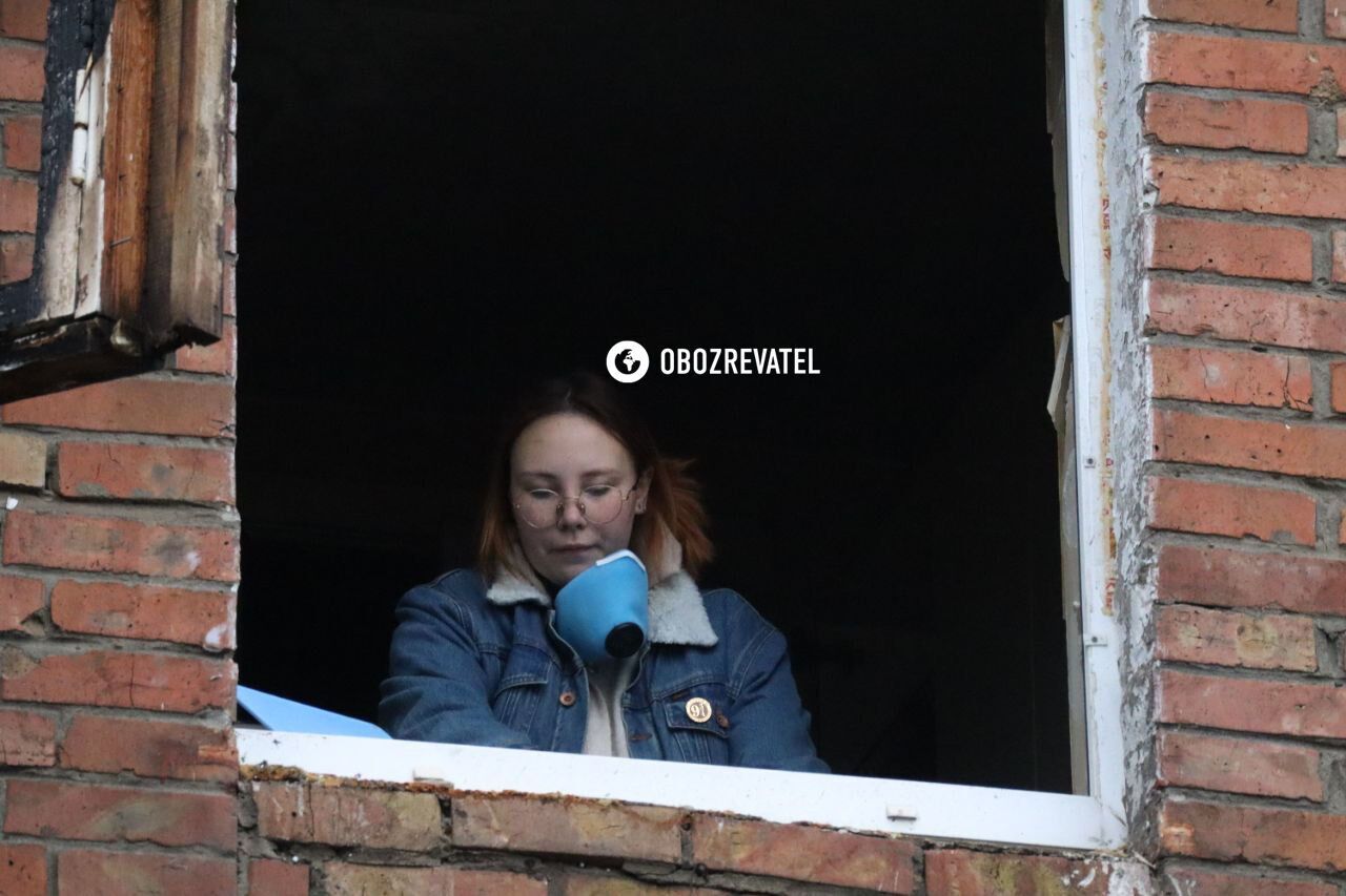 Ракетный удар РФ по многоэтажке в Вышгороде на Киевщине: жителей выселили, коммунальщики убирают обломки. Фоторепортаж