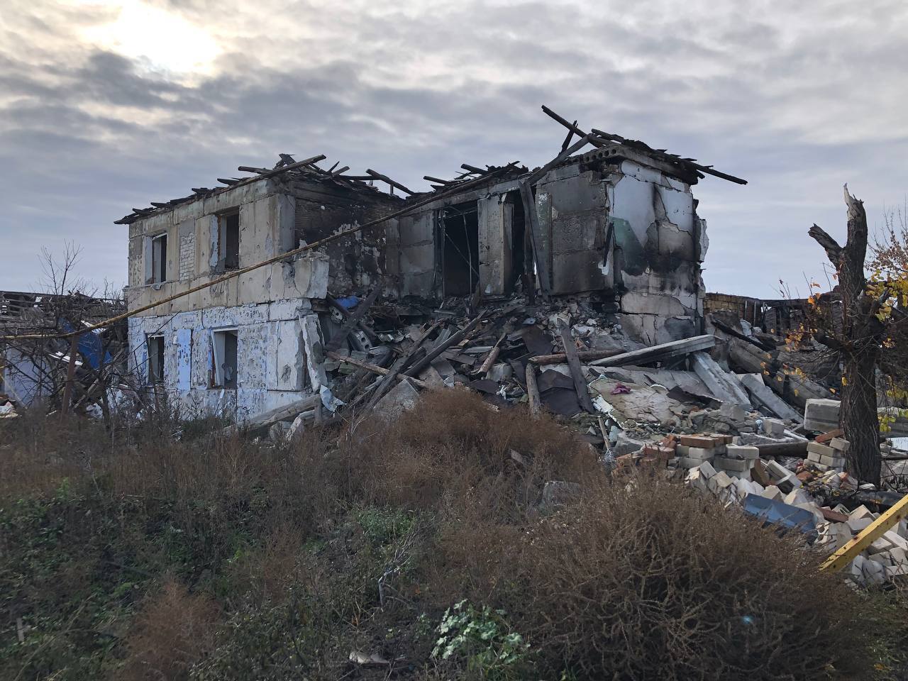 Не залишилося жодного цілого будинку: в мережі показали, як виглядає село на Херсонщині, поблизу якого йшли бої. Фото