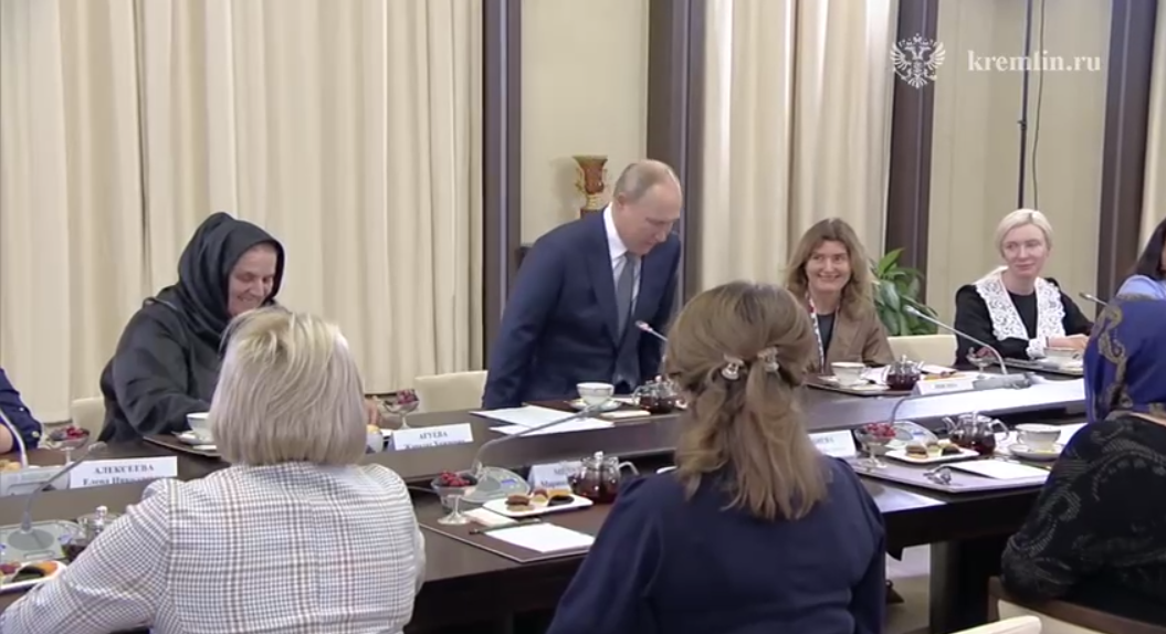 "Язык не поворачивается": Путин на встрече с матерями отправленных на смерть оккупантов цинично заявил, что разделяет их боль. Видео