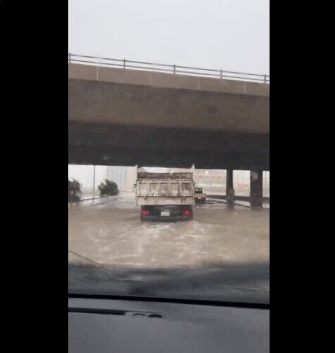 В Саудовской Аравии мощные ливни парализовали движение на трассе, потоки воды смывали авто: есть погибшие. Фото и видео