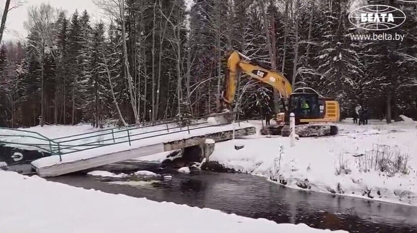 В Латвии снесли пешеходный мост на Кургане Дружбы, установленный на границе с Россией и Беларусью. Видео