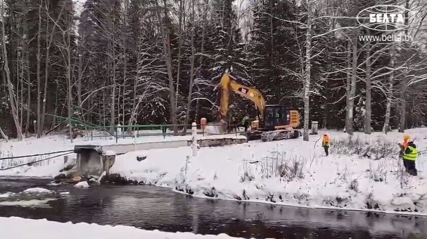 В Латвии снесли пешеходный мост на Кургане Дружбы, установленный на границе с Россией и Беларусью. Видео