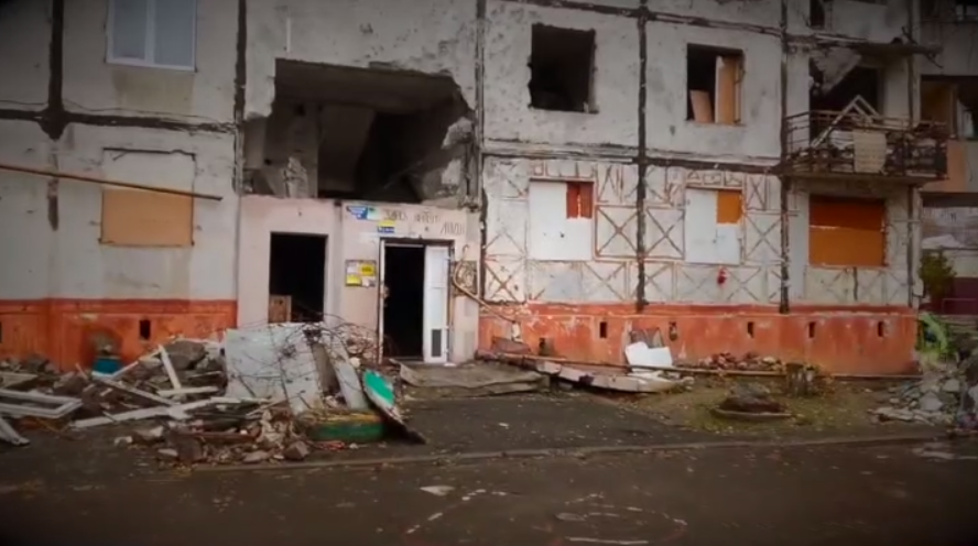 В Мариуполе люди вынуждены выживать без отопления в доме, где от обстрелов РФ погибли 100 человек. Видео