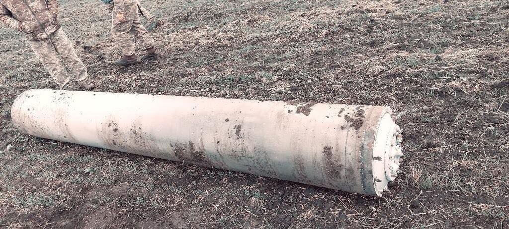 Воины ВСУ сбили вражескую ракету С-300 с помощью пулемета: ее корпус ''прошили'' пулями. Фото