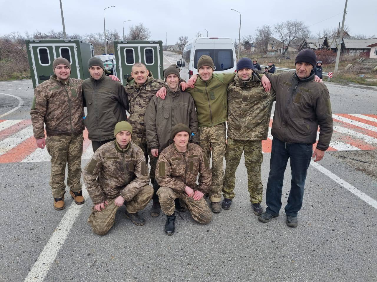 "Наші вдома": з ворожого полону звільнили ще 12 українців, зокрема захисників Маріуполя й острова Зміїний. Фото та відео